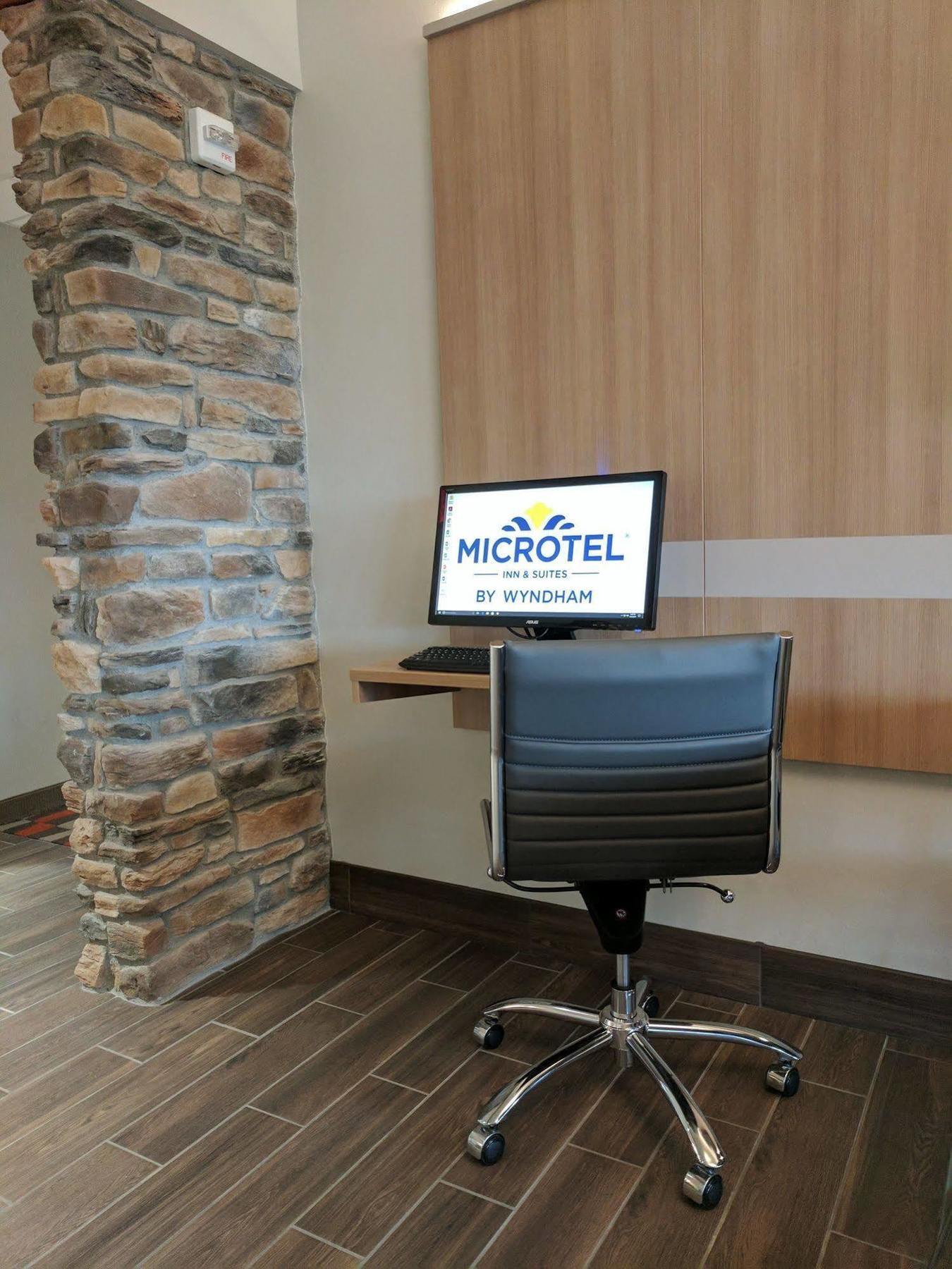 Microtel Inn & Suites By Wyndham Кларион Екстериор снимка